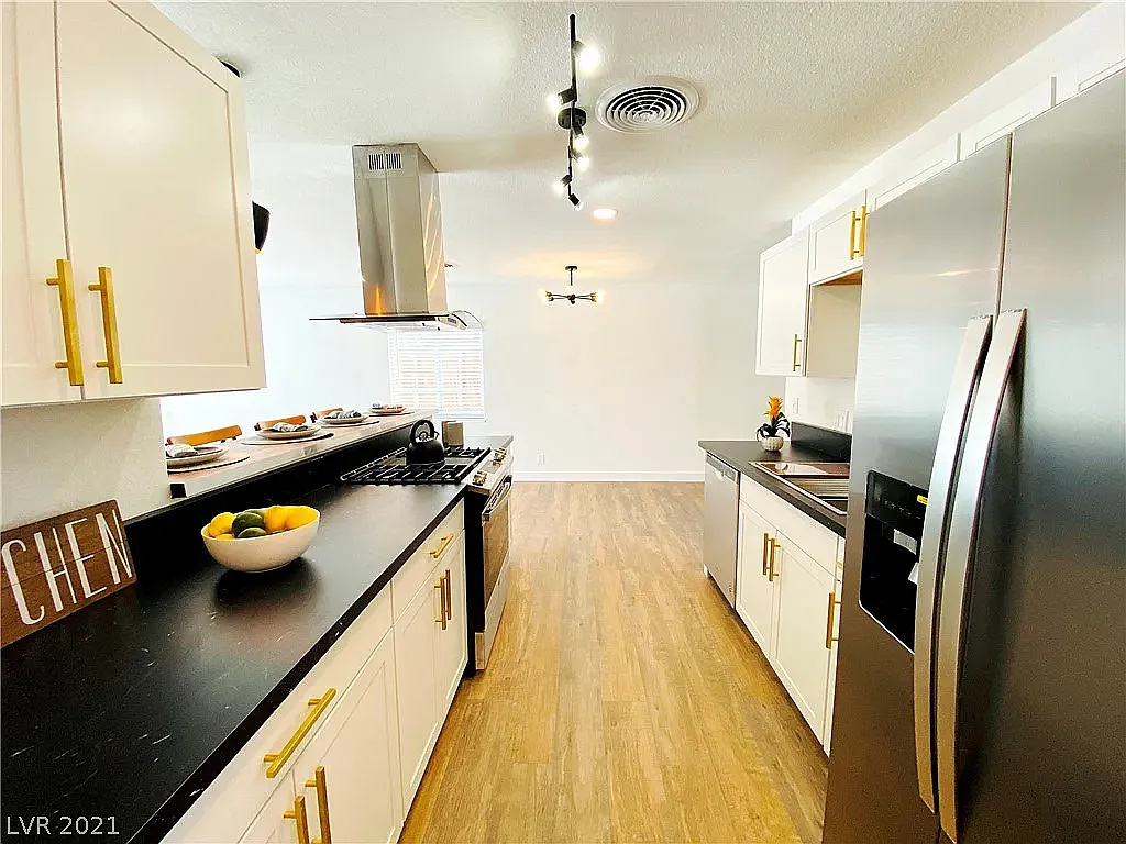 3 bed, 1392 sqft, $2,500 — Photo 2
