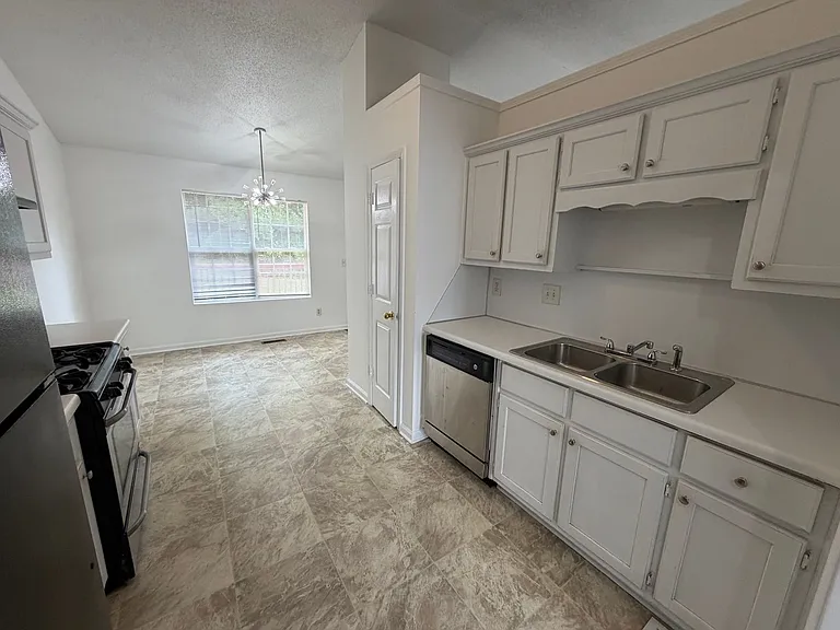 1613 Fort Perry Way — Photo 6