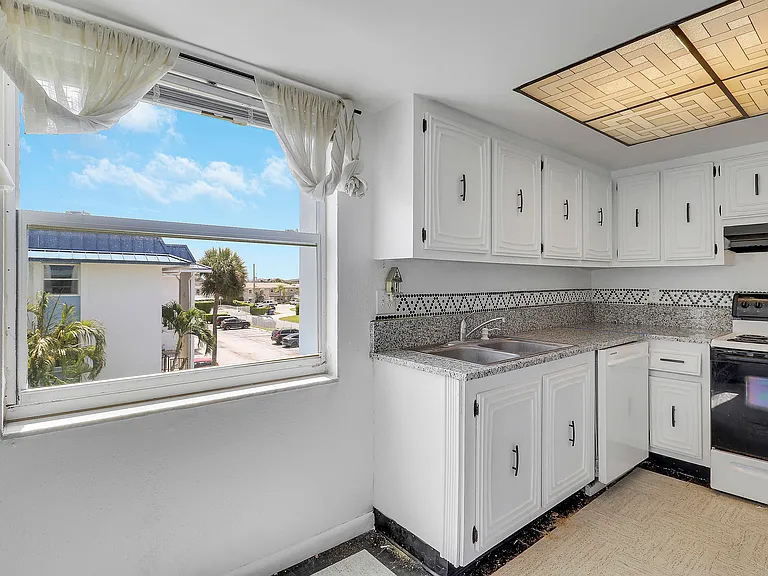 410 Wilma Cir #308 — Photo 33