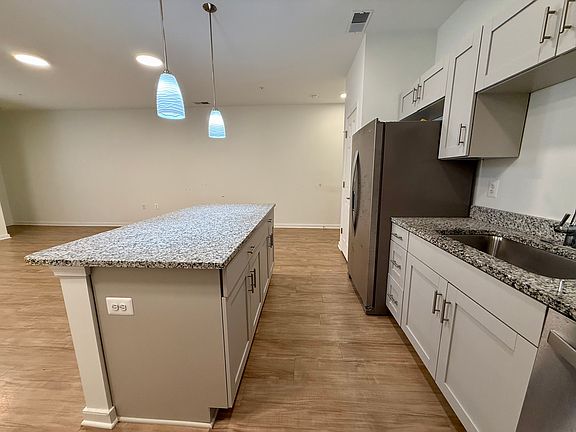2nd image of 105 Charles St