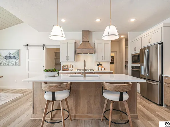 18750 Pinehurst Ave, Omaha, NE 68136