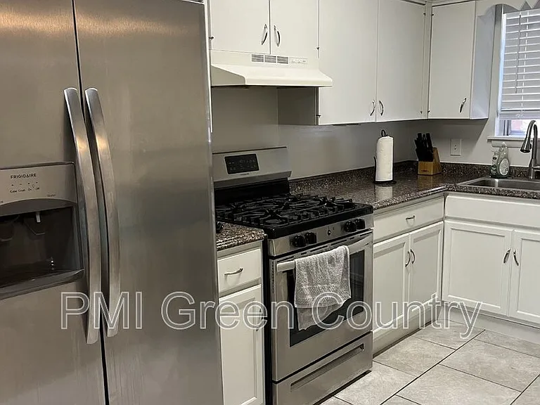 1313 E 48th St #4 — Photo 7