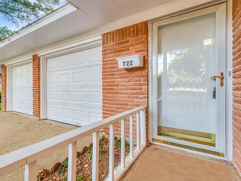 722 Venice St — Photo 2