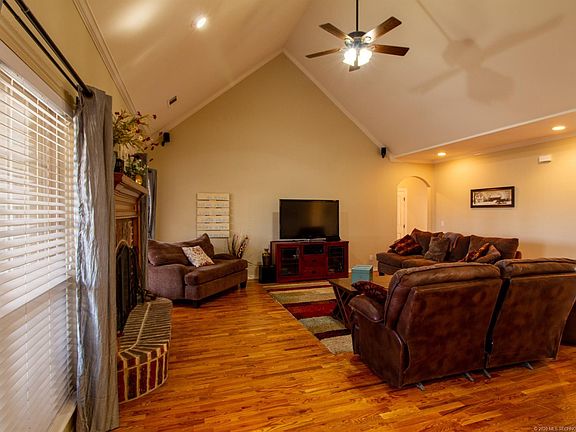 4th image of 15 Woodcreek Ln