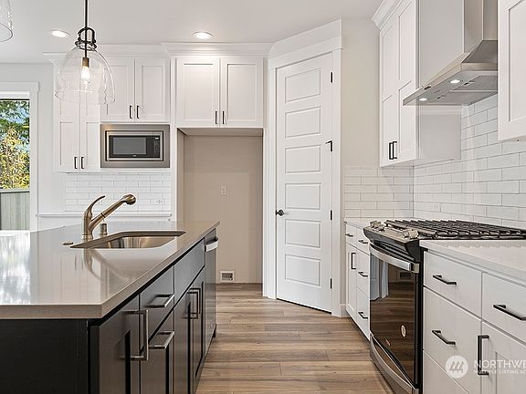 5th image of 18580 Sawgrass Way NE