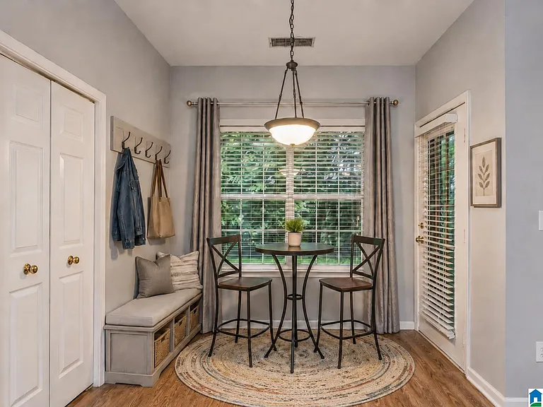 560 Summit Cir — Photo 4