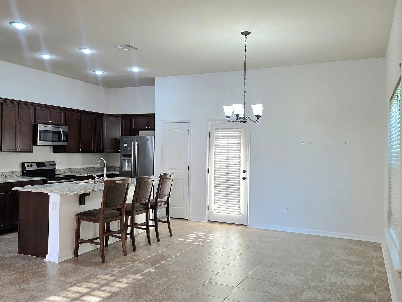 3 bed, 1700 sqft, $2,100 — Photo 3