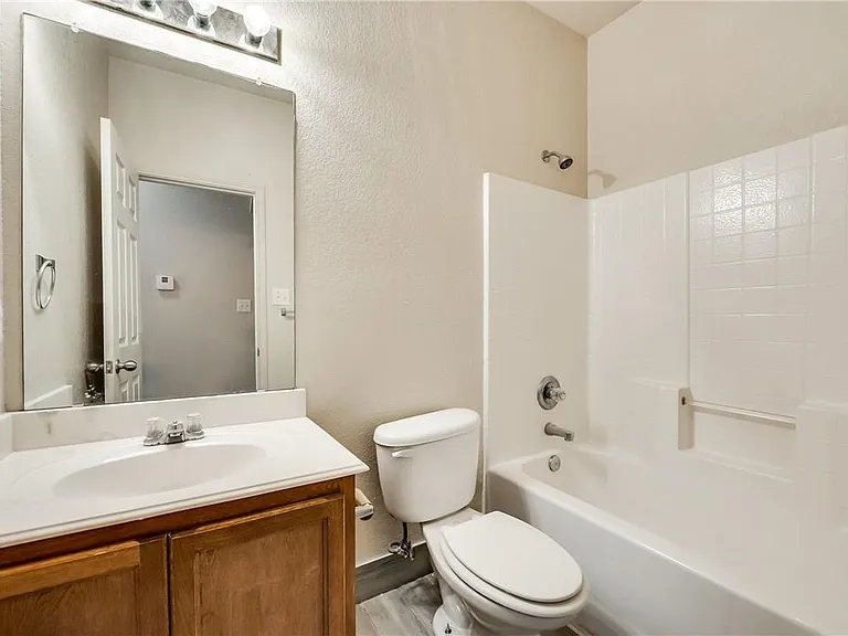 952 Bentwood Trl — Photo 16
