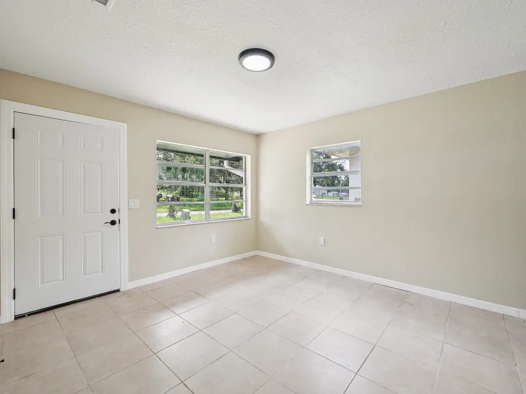 314 W Owens Ave — Photo 9