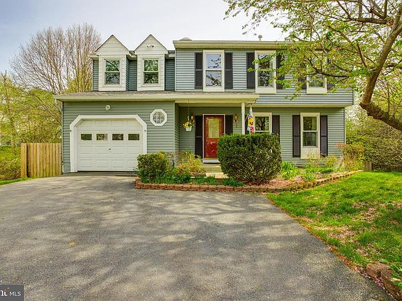 This Valley Stream Estates home is ready for you!