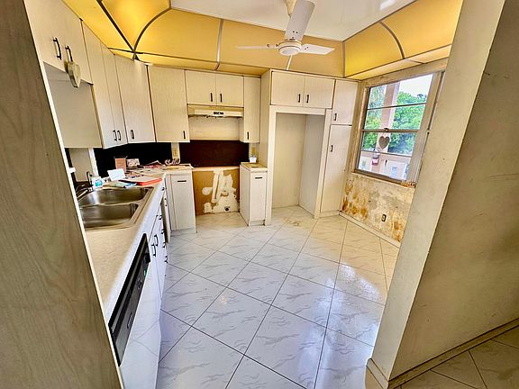4th image of 4401 Martinique Court #E2
