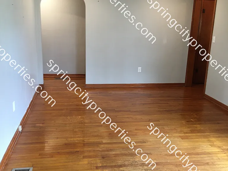 112 E Oak St — Photo 6