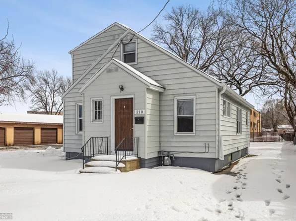 210 11th St S, Moorhead, MN 56560