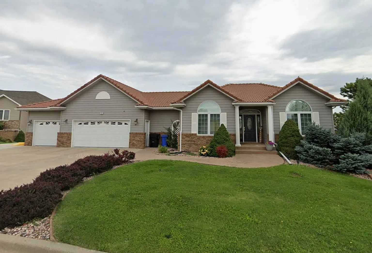 Beautiful Five-Bedroom, Three-Bathroom Home for Rent — Photo 1