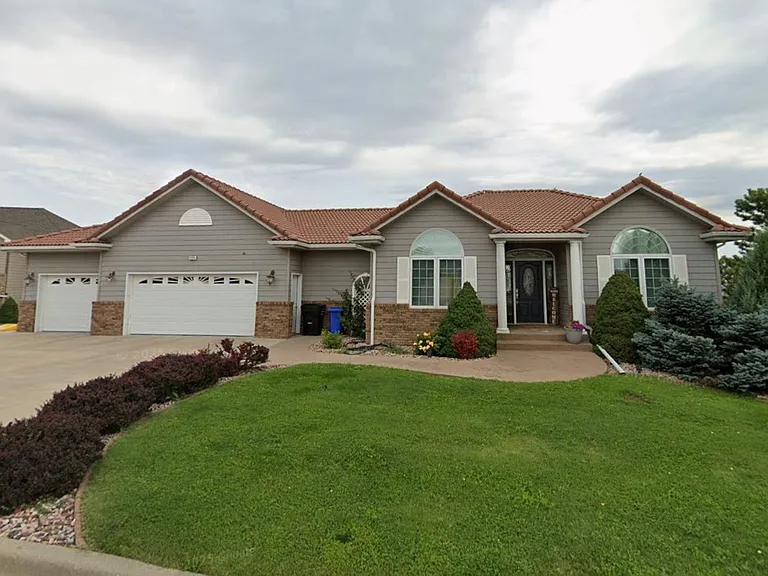 1124 Alta Vista Dr — Photo 1