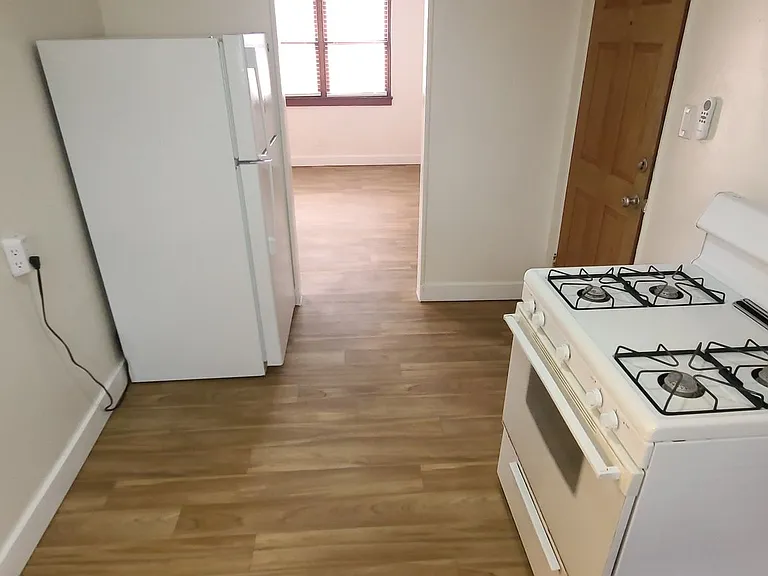 504 W Flores St — Photo 8