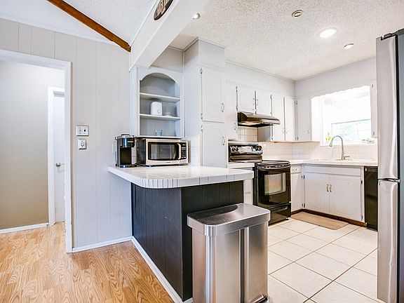 5th image of 3209 Rock Brook Dr