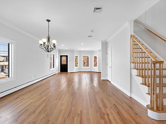 3rd image of 376 Aurora Ave #B
