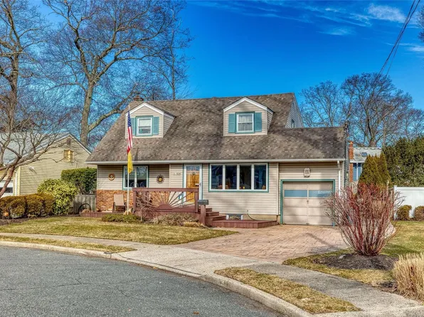 1829 Aetna Place, Merrick, NY 11566
