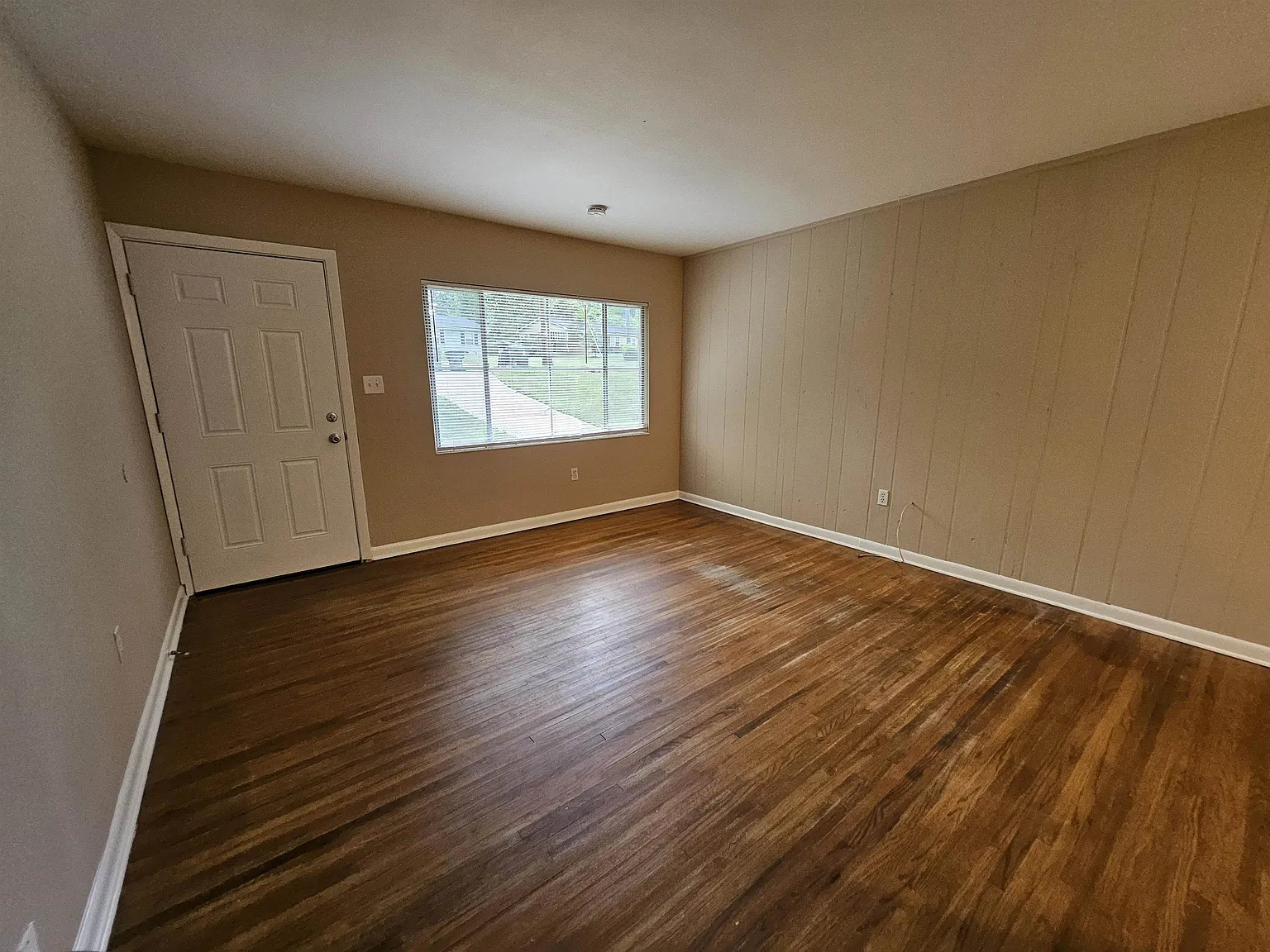 3 bed, 1.0 bath, 864 sqft, $1,500 — Photo 2