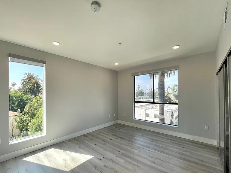 14612 Calvert St #301 — Photo 9