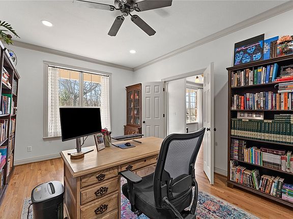 5th image of 105 E Woodcliff Ln