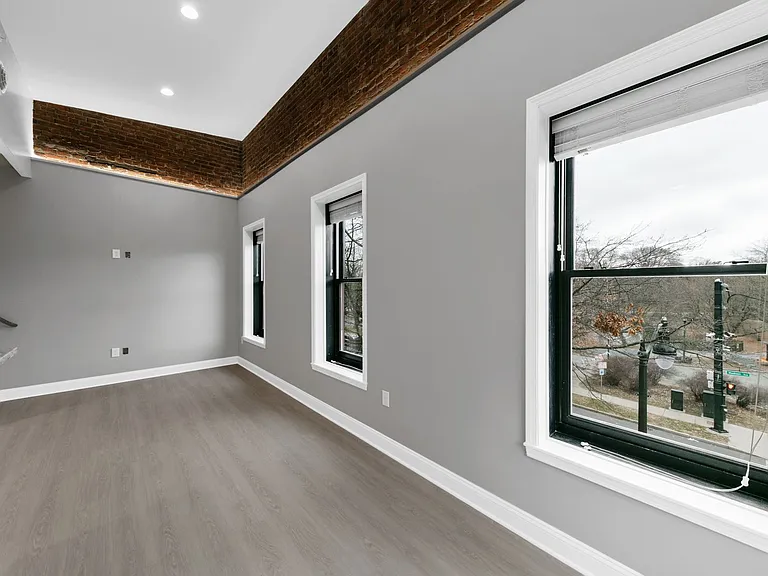 560 Madison Ave — Photo 11