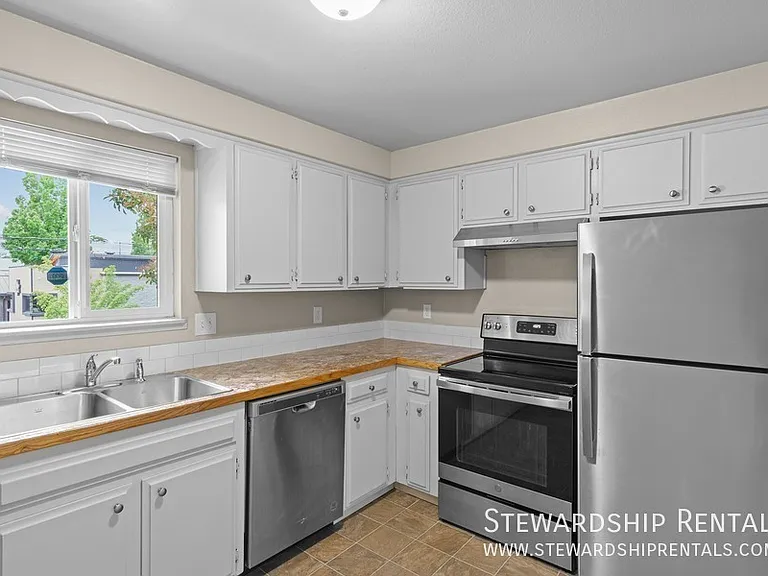 1359 Liberty St NE — Photo 9