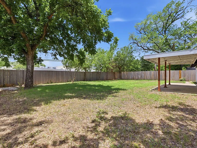 2120 Nottingham Blvd — Photo 25