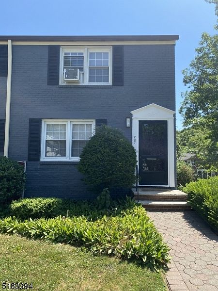 1st image of 207 Lincoln Park E