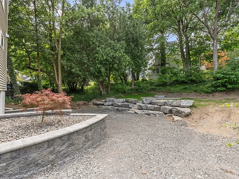 106 Wellington Rd — Photo 33