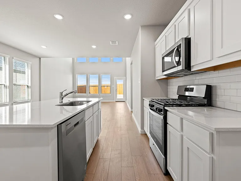 102 Travine Dr — Photo 2