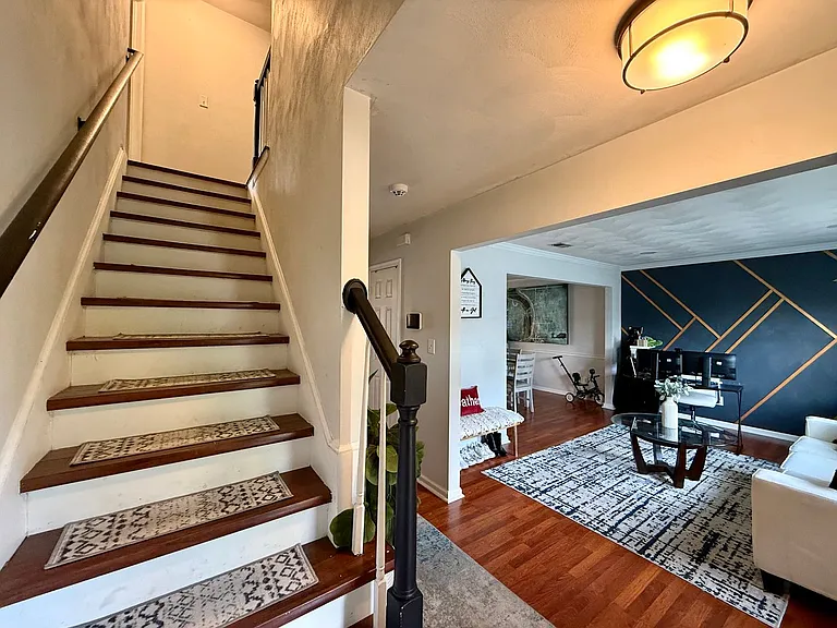 941 Avenue G — Photo 2