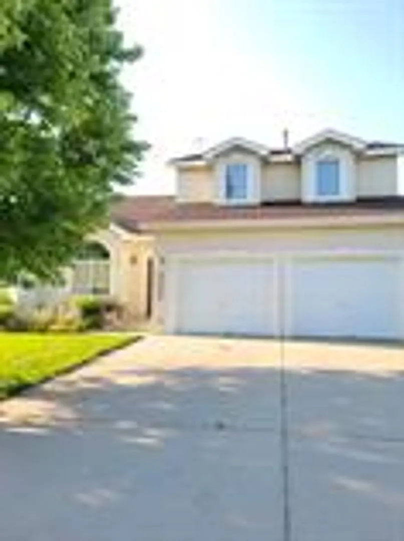 Single Family Home in Hunters Cove — Photo 1