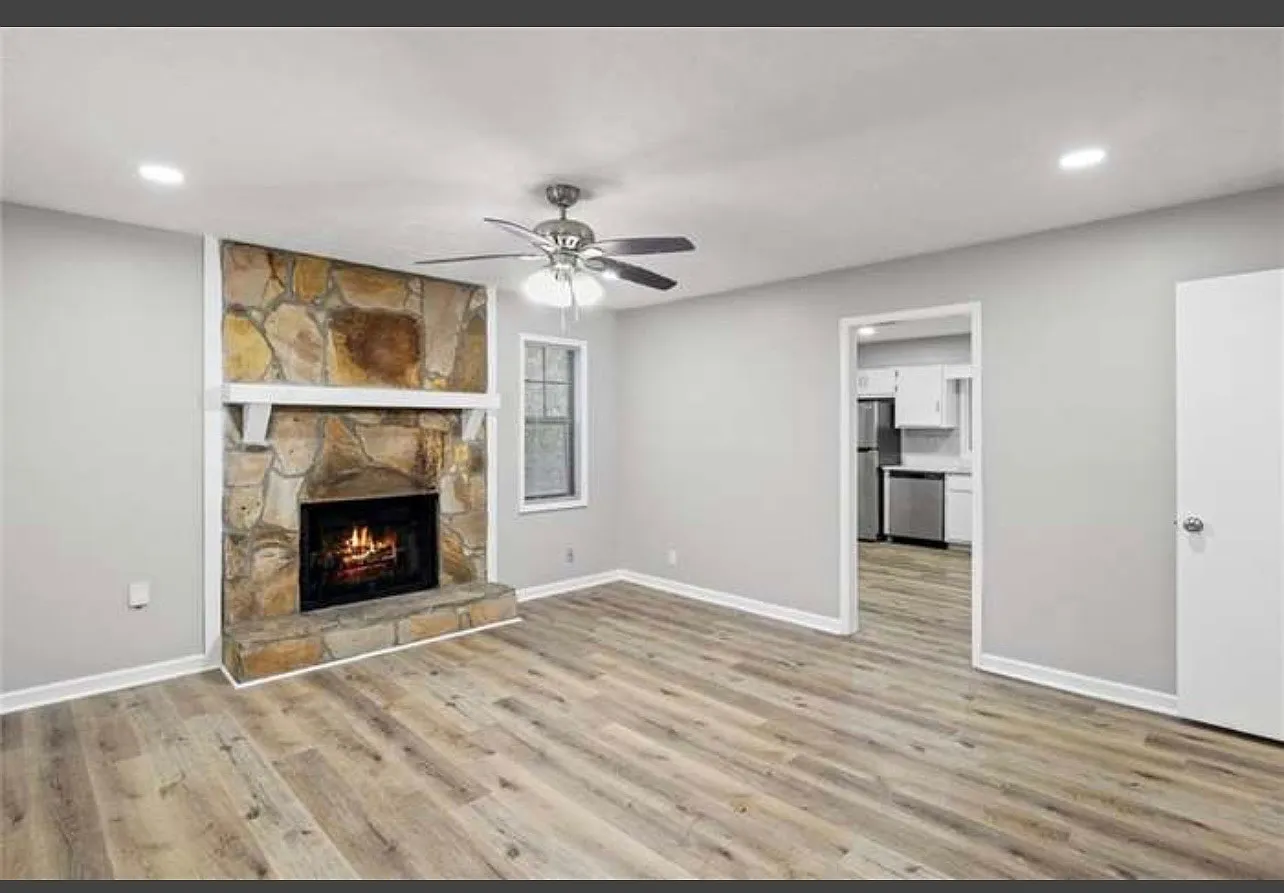 4 bed, 1220 sqft, $2,500 — Photo 4