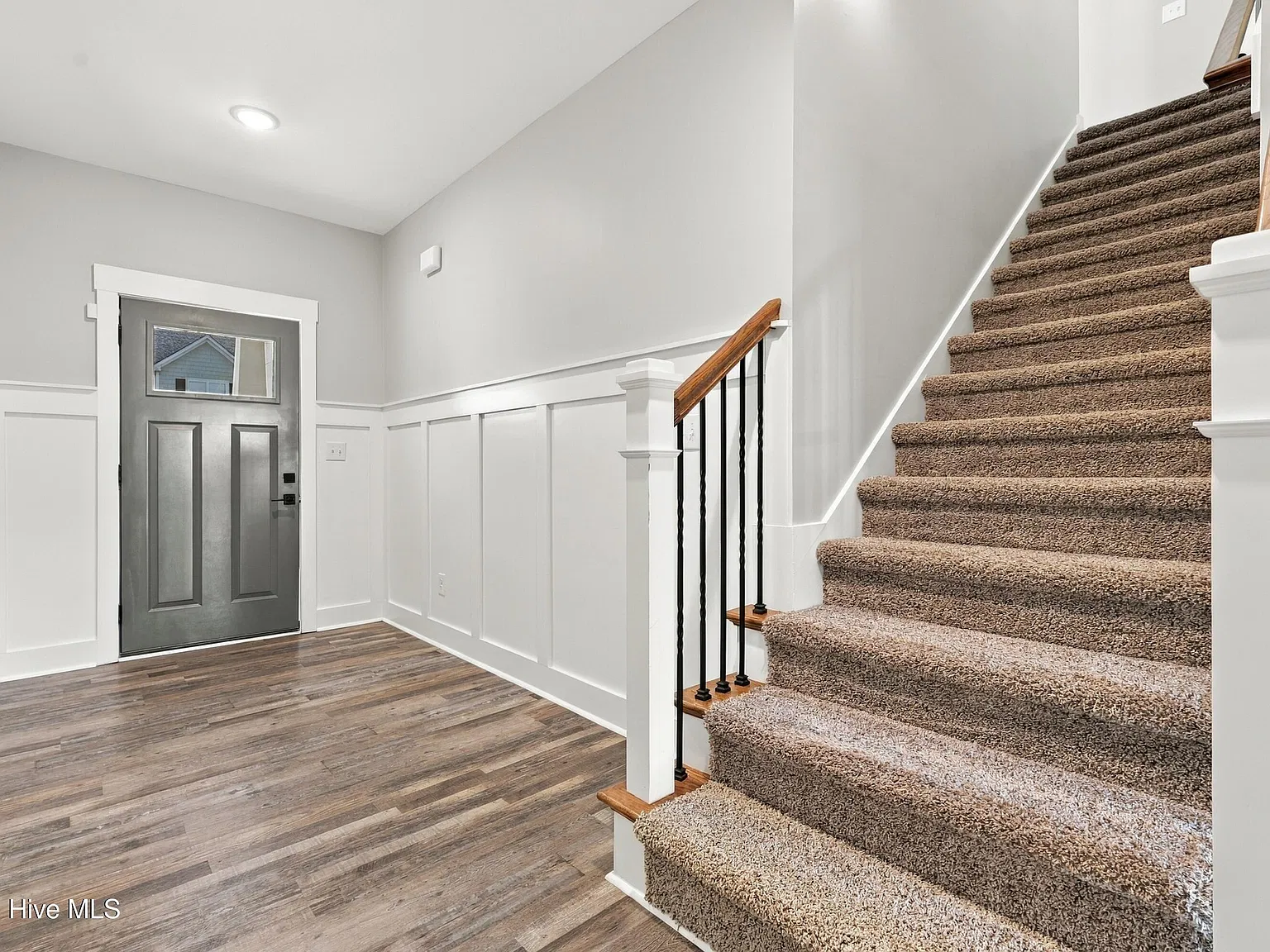 3 bed, 2.5 bath, 2047 sqft, $2,300 — Photo 4