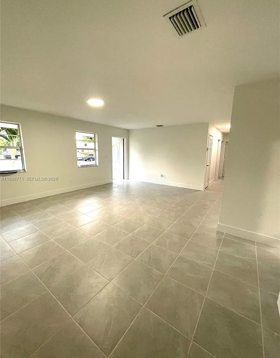 3 bed, 1232 sqft, $2,700 — Photo 4