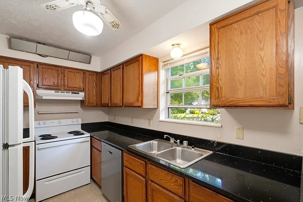 3 bed, 1.0 bath, 1072 sqft, $1,450 — Photo 3