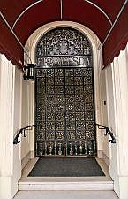 Building door :: 850 Powell St. #601