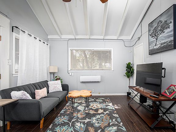 5th image of 1661 Hillcrest Cir