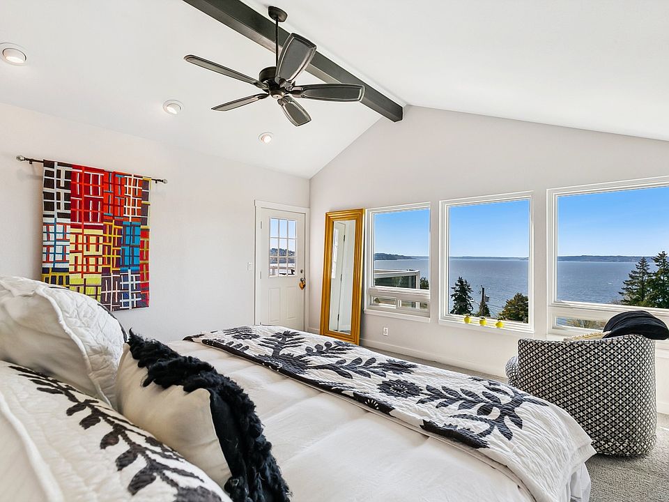 Primary bedroom with king bed views of ocean and mountains from your pillows!