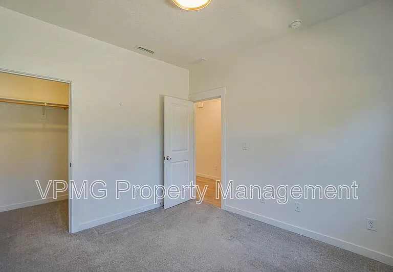 935 SE 36th St — Photo 7