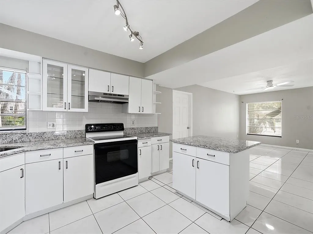 4 bed, 2.5 bath, 2067 sqft, $3,000 — Photo 3