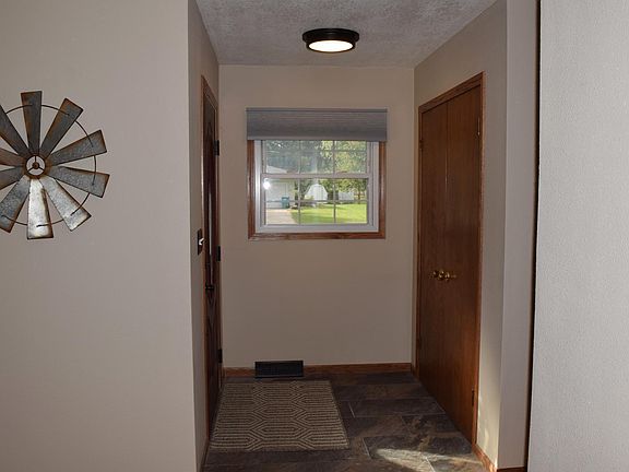 2nd image of 346 McIndoe St