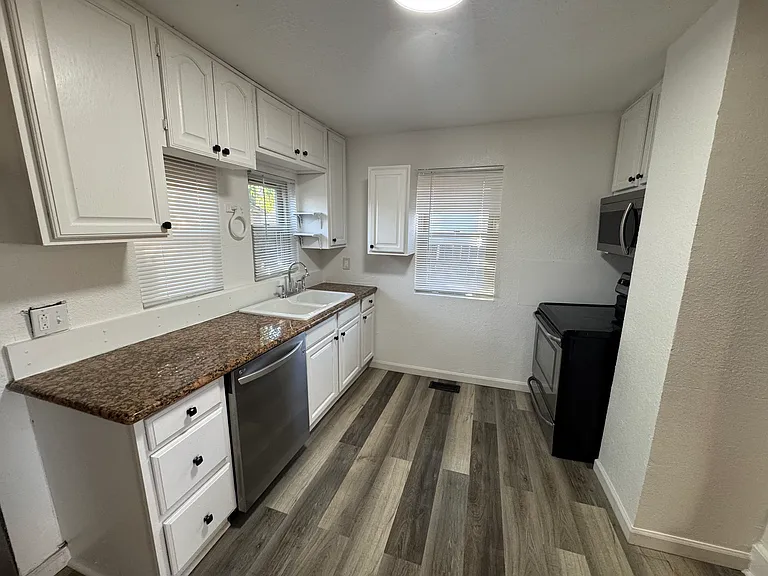 1738 Dallas St — Photo 7