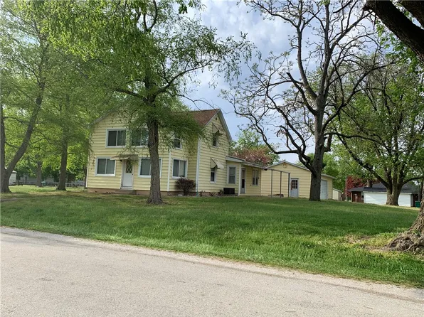 1112 E 3rd St, Pana, IL 62557