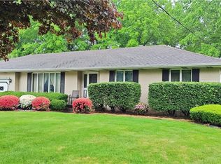 7200 Pine Grove Dr, Hubbard, OH 44425