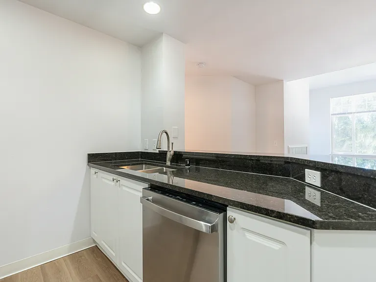 Bellevue Heights Apartments — Photo 17