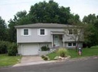 806 S Pearl St, Paola, KS 66071