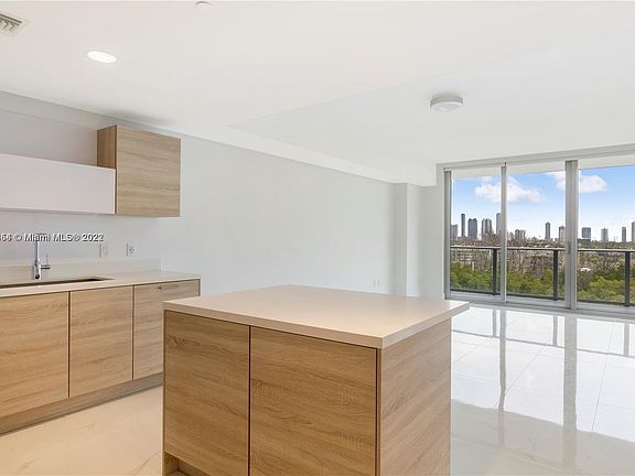 5th image of 16385 Biscayne Blvd Unit 920